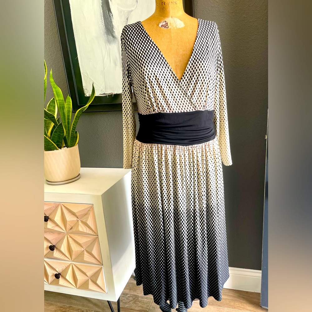 Maggy London V- Front Dress 
SIZE 14 
Cream and Black Dot Design